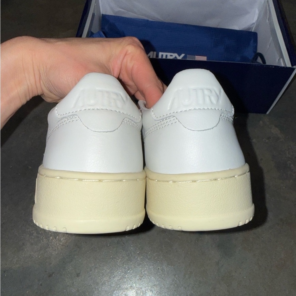 AUTRY SNEAKERS WOMAN
MEDALIST LOW SNEAKER LEATHER, WHITE size 8 / EU 39 - Picture 4 of 9